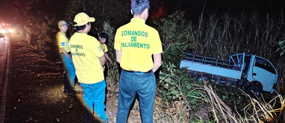 Reportan tres lesionados luego que camión se precipitó a un cañal