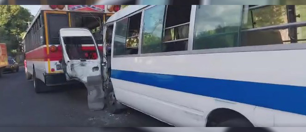 Ocho lesionados tras choque entre unidades del transporte colectivo en San Salvador