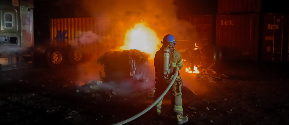 Vehículo de carga pesada queda destruido tras incendiarse en La Libertad