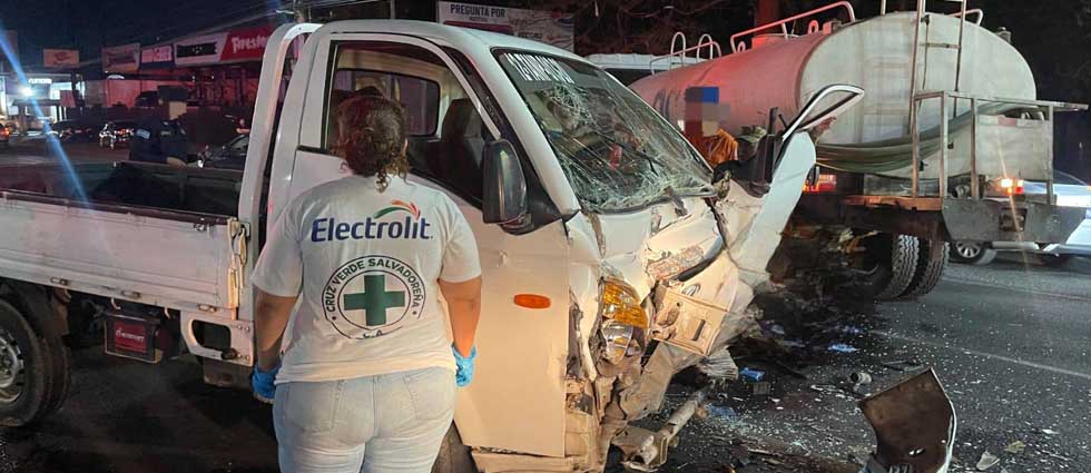Reportan cuatro lesionados tras choque de camión y pipa en San Miguel