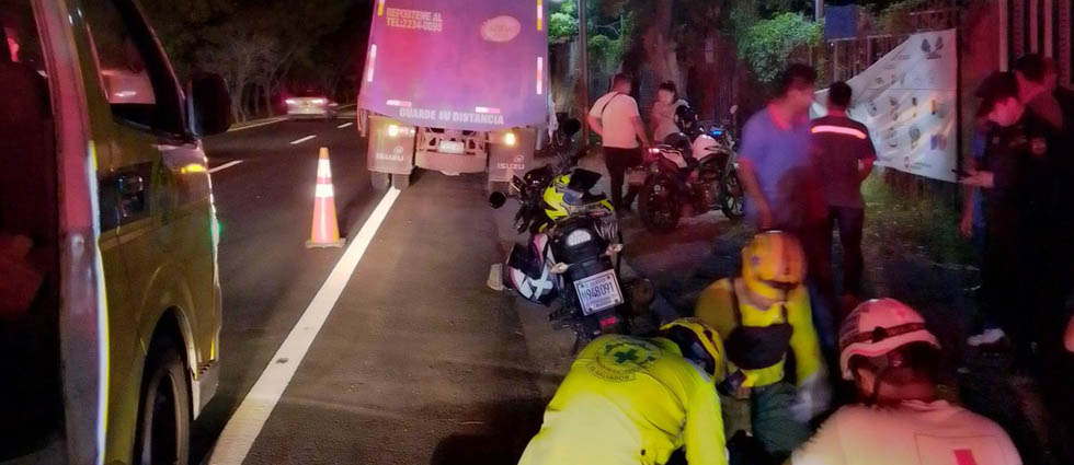 Joven conductor acaba en el hospital tras fuerte choque contra un camión en la Panamericana