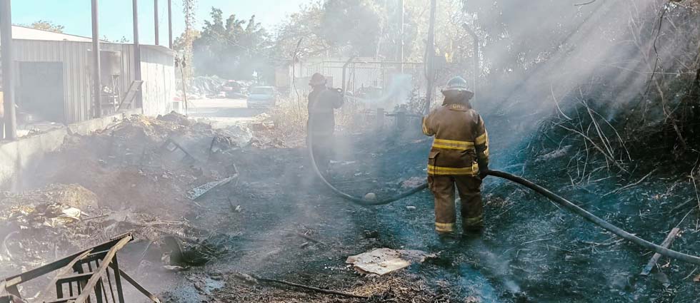 Bomberos sofocan incendio que amenazaba con propagarse sobre la carretera a Tonacatepeque