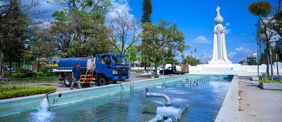 Alcaldía realiza labores de mantenimiento en la visitadísima plaza Salvador del Mundo