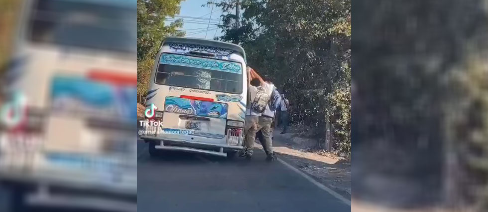 Denuncian a transportista que casi vuelca por exceso de pasajeros: «Y sigue parando para subir más gente»
