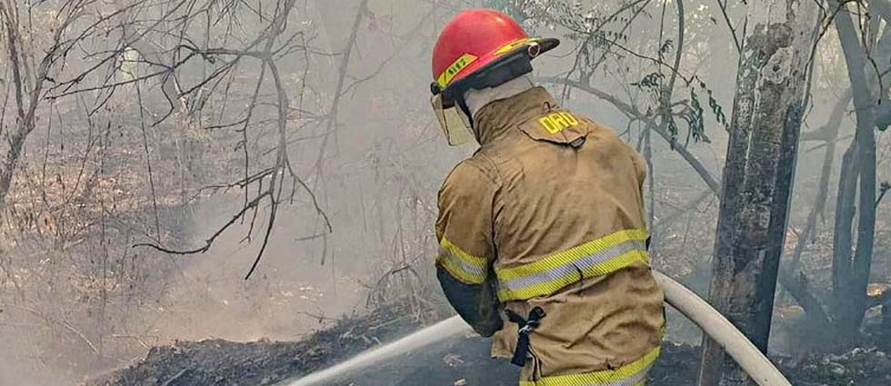 CBES sofoca incendio originado sobre la carretera que conecta Usulután con San Vicente