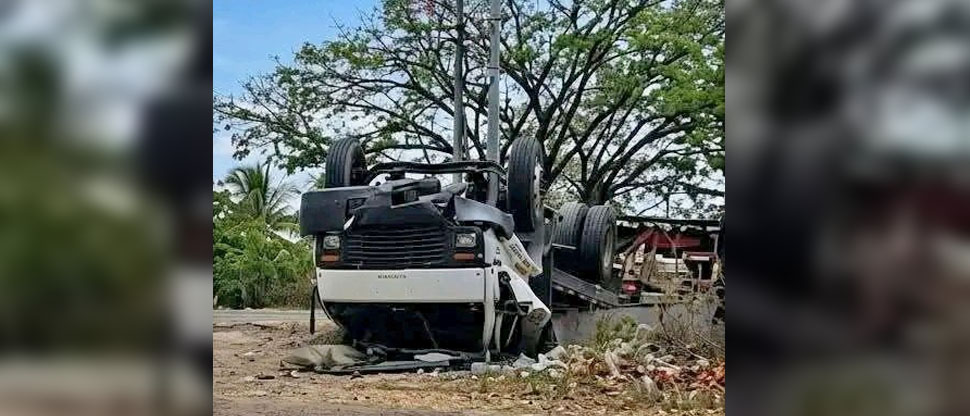Camión vuelca tras impactar contra camioneta en Zacatecoluca