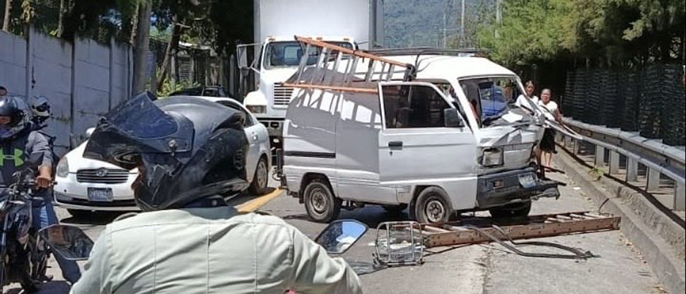 Accidente deja a una persona atrapada entre los hierros de vehículo involucrado en calle al Boquerón