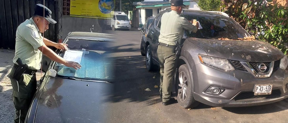 Atienden denuncias de autos abandonados y retiran objetos para reservar parqueos en la vía