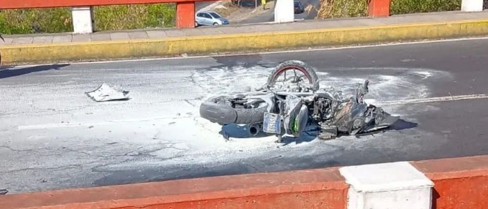Hombre sufre lesiones tras chocar e incendiarse su motocicleta en carretera de Oro
