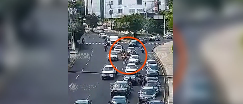 Momento cuando conductor arrolla a motociclista en inmediaciones de plaza Salvador del Mundo
