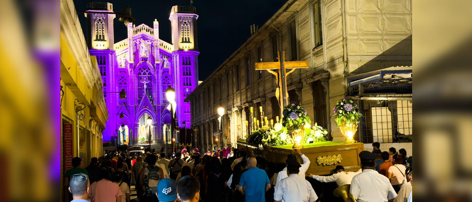 Salvadoreños y extranjeros recorren con fe el Centro Histórico de San Salvador