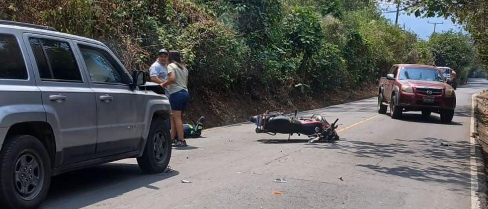 Vehículo embiste a motociclista  en calle al Boquerón