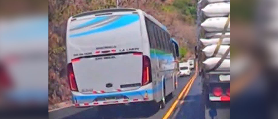 Multan a busero que pudo ocasionar tragedia tras sobrepasar en sentido contrario
