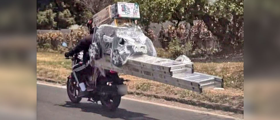 ¿Ingenio o peligro? Motociclista traslada objetos voluminosos, entre estos una escalera