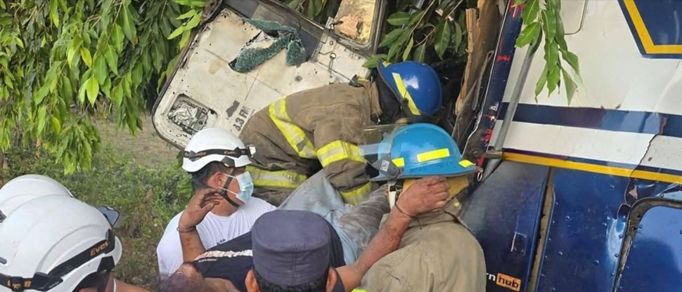 Conductor de rastra queda atrapado entre los hierros tras accidentarse en Ahuachapán
