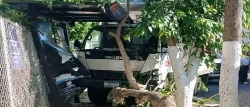 Tres lesionados deja choque entre camión que transportaba golosinas y vehículo liviano