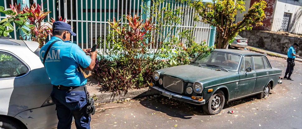 Advierten al dueño de vehículo clásico abandonado que si no lo mueve se lo llevarán en grúa