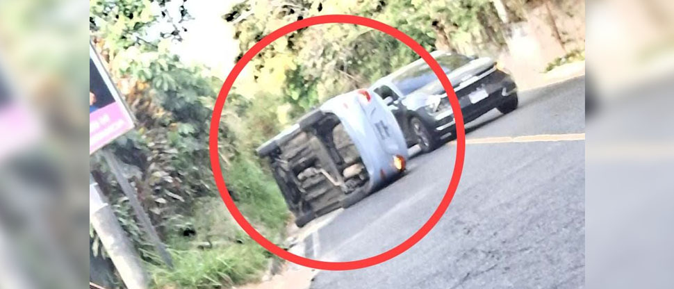 Conductor pierde el control y vuelca en calle a Huizúcar