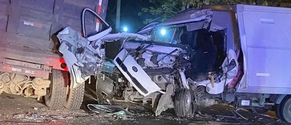 Fuerte choque entre camión y volqueta deja varios lesionados en Sonsonate