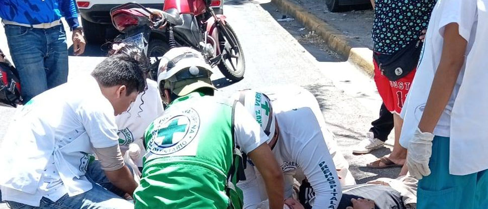 Auxilian a motociclista que chocó contra la parte trasera de un camión en Soyapango