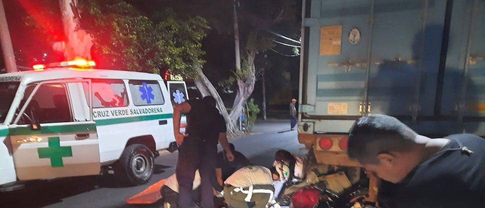 Auxilian a motociclista que chocó contra una rastra en el distrito de San Marcos