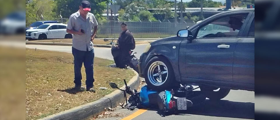 Pleito entre conductores intolerantes termina con motociclista lesionado en San Salvador