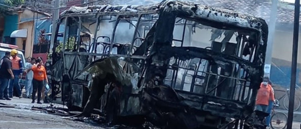 Autobús se incendia por completo y termina en cenizas en Santa Ana