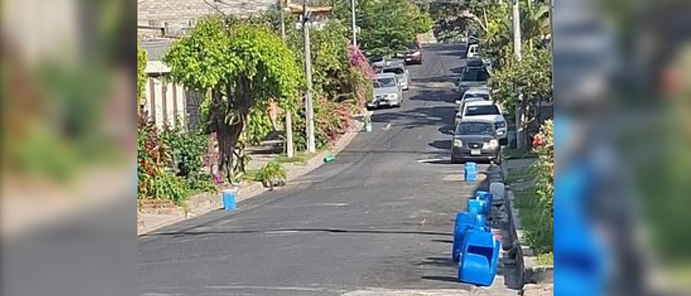 Denuncian a personas que se adueñan de una cuadra completa para apartar parqueos