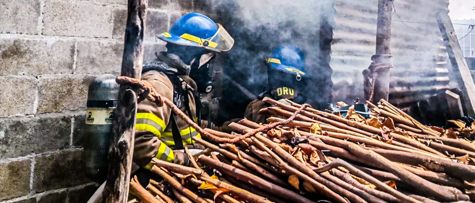 Bomberos sofocan incendio en bodega donde se almacenaba leña