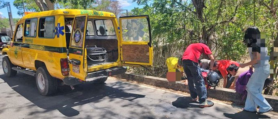 Auxilian a motociclista que se accidentó en Cabañas