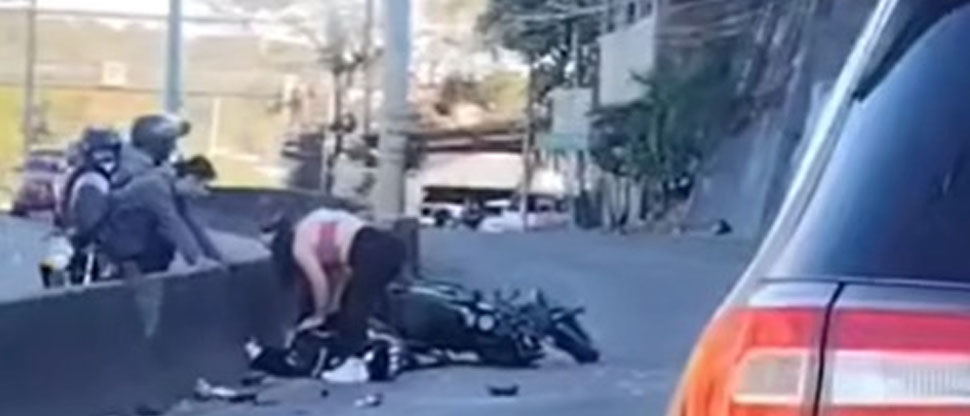 Motociclista queda tendido sobre el pavimento tras accidentarse en carretera Troncal del Norte
