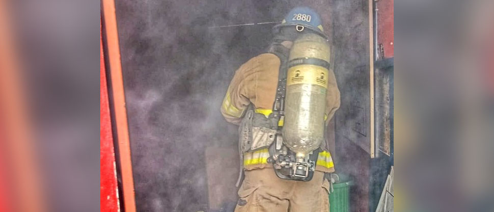 Bomberos controla conato de incendio en bodega del estadio Óscar Quiteño de Santa Ana