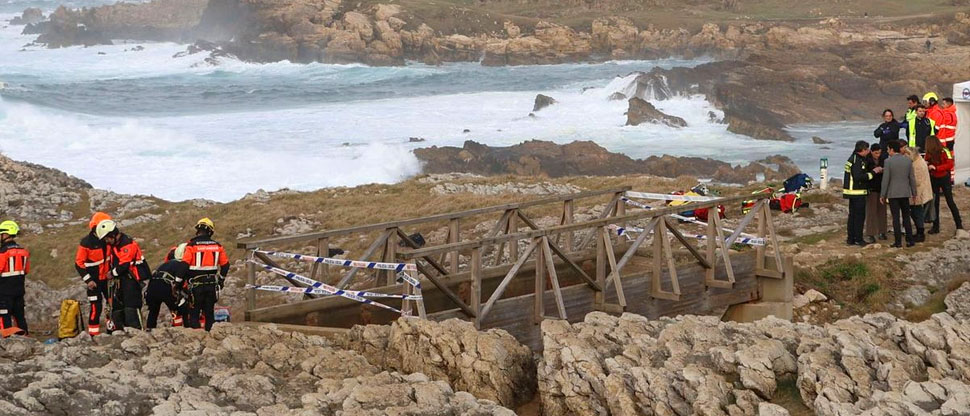 ESPAÑA: pasarela se desploma y siete estudiantes caen al mar, hay cinco fallecidos