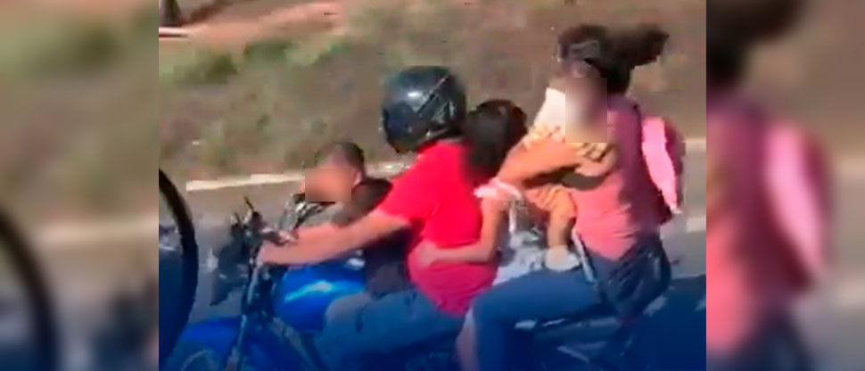 Captan a pareja viajando con sus tres hijos en una motocicleta