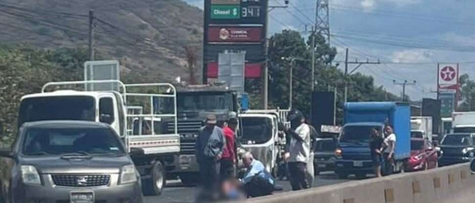 Auxilian a motociclista tras fuerte choque en carretera a Quezaltepeque