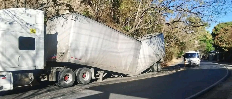 Furgón se desarma en pleno recorrido en carretera Troncal del Norte