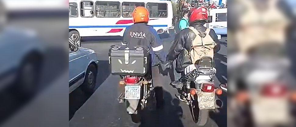 Motociclistas se roban las miradas al protagonizar escena romántica en plena vía