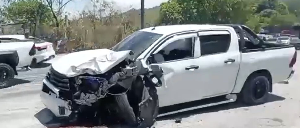 Conductores provocan aparatoso accidente vial en calle Agua Caliente
