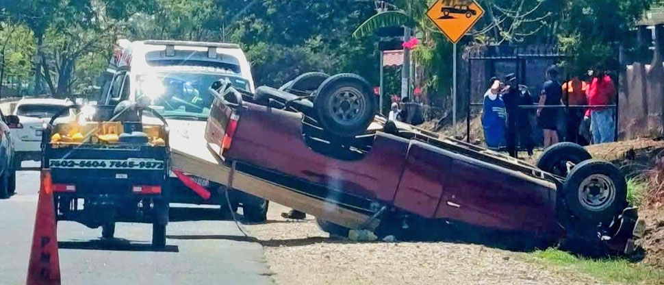 Fuerte accidente deja vehículo volcado en Morazán