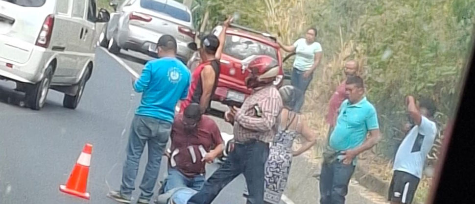 Motociclista termina en el hospital tras accidentarse en carretera Panamericana