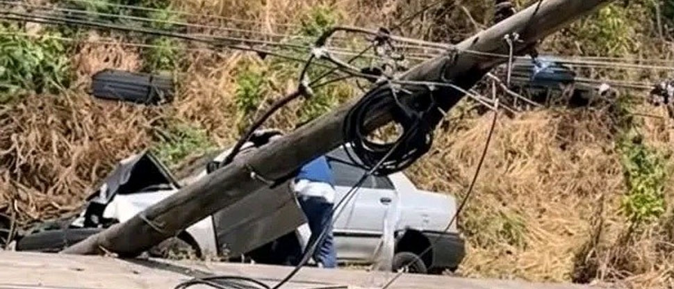 Conductor a excesiva velocidad pierde el control y choca contra poste del tendido eléctrico