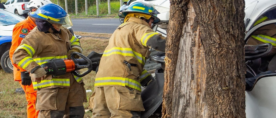 Fuerte accidente deja una persona atrapada en su vehículo en carretera Panamericana