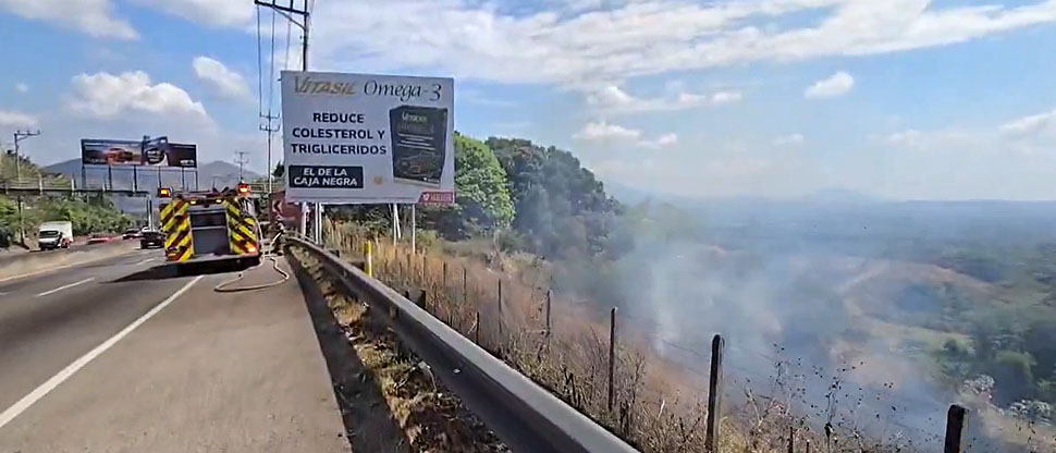 Bomberos controla incendio en terreno con maleza seca en bulevar Constitución