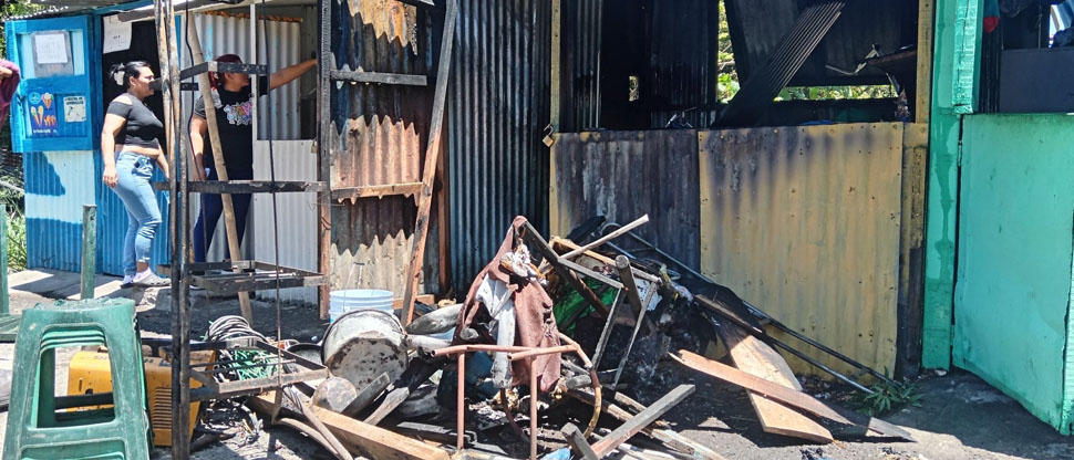 Auxilian a seis personas al incendiarse chalet de venta de comida en Cuscatancingo