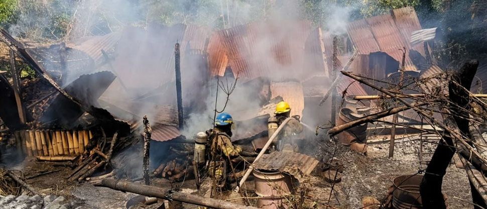 Vivienda construida con lámina y madera es reducida a cenizas tras incendiarse en Soyapango