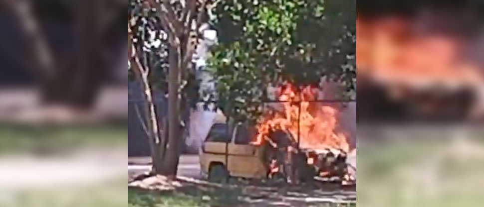 Microbús termina consumido por el fuego en La Libertad