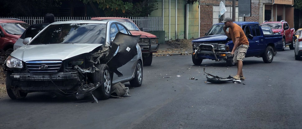 Conductores provocan fuerte choque en San Miguel