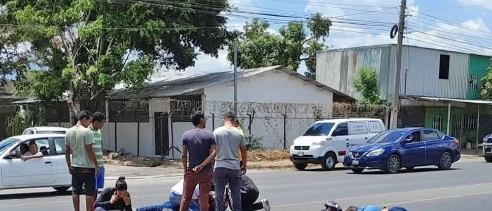 Fuerte choque entre motociclista y vehículo deja dos lesionados de gravedad