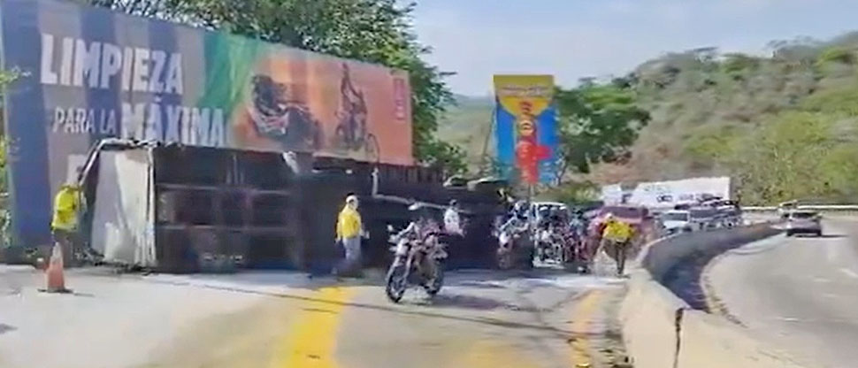 Rasta vuelca en sector de la curva El Papaturro, carretera al Puerto de La Libertad
