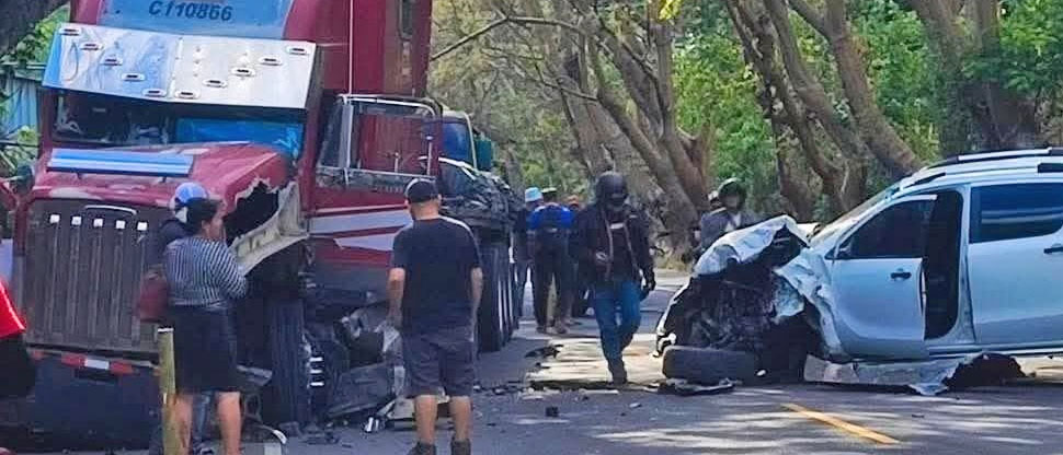 Pick Up choca contra un tráiler en carretera Panamericana